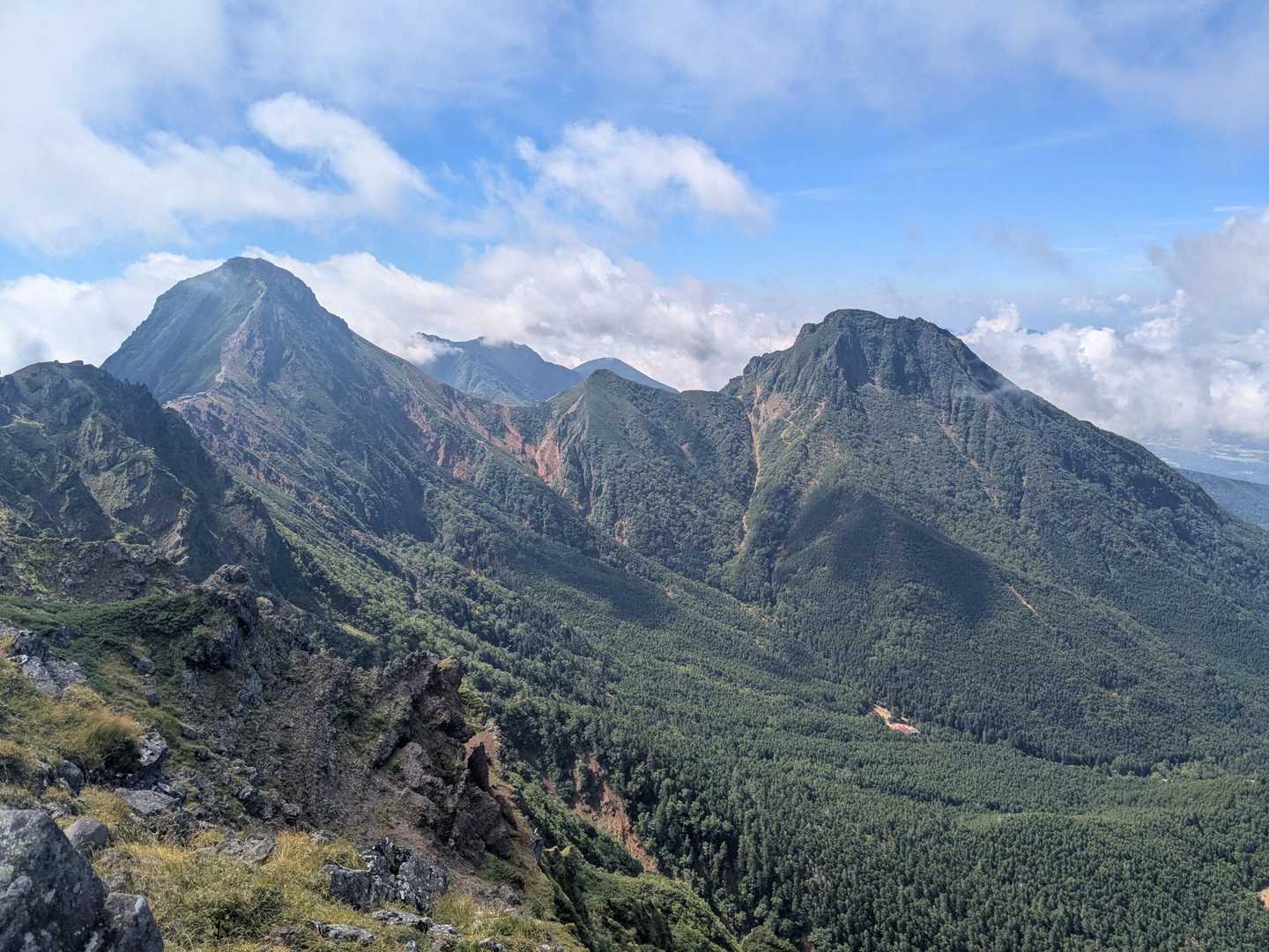 横岳山頂から赤岳と阿弥陀岳を。
中間の中岳の先に権現岳と編笠山が写り、総勢5座の贅沢な眺め✨️