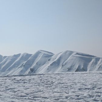 守門岳方面。今年は雪が少なめ？だけどそれでもすごい東洋一の大雪庇