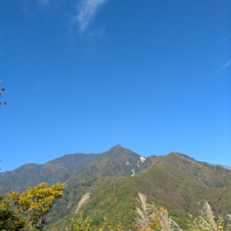 後を振り返り、中央がこれから登る鳥帽子岳2194m。
遠いな〜