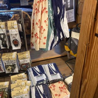 コロボックルヒュッテにて
お目当ての手ぬぐい！！
NPO法人霧ヶ峰基金さんのかまわぬにて発注して生産しているようです。