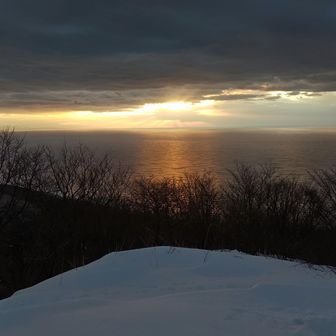 日の入りを見る為に暫く待ってみましたが水平線近くの雲に阻まれ見れませんでしたね