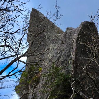 ピーク手前にも切り立っています😲