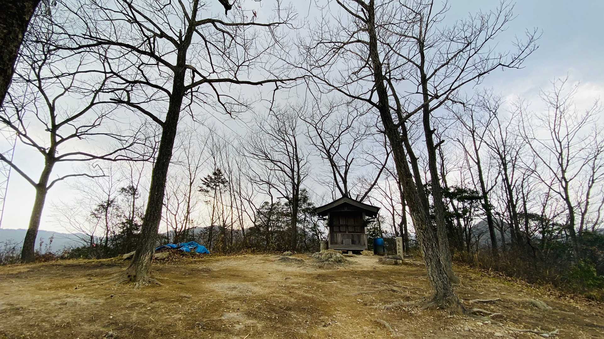 鳴尾山登山口から登り、鳴尾山城跡に到着