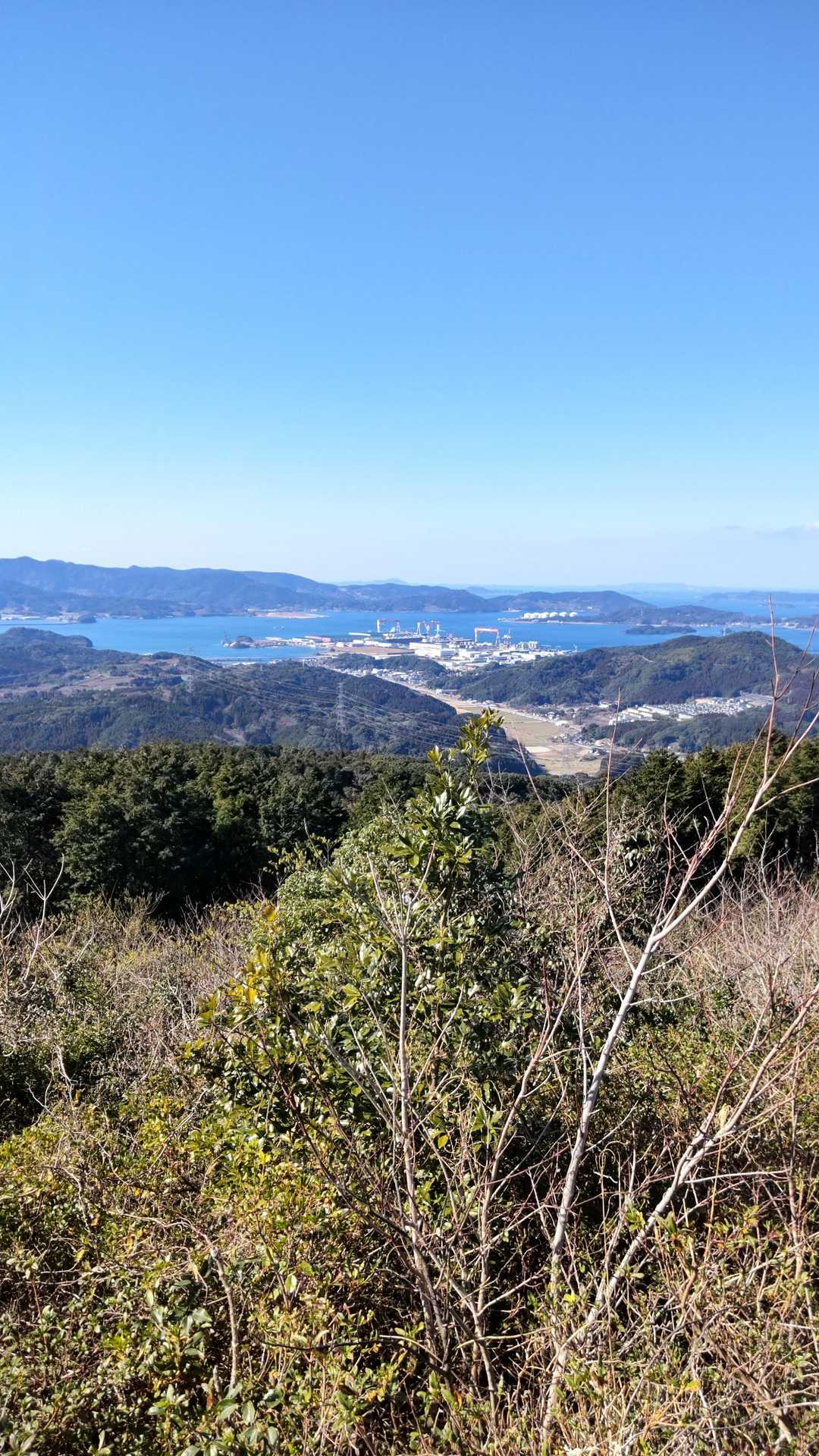 伊万里湾に有る、名村造船所が見えます。