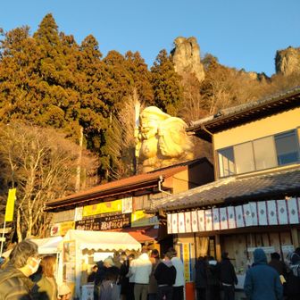暗い内に入山したが、無事の生還で
ホッとするっ💨
この時間になると参拝客もまずまず居るね〜🙏