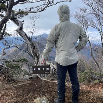 ゆっくりくつろいでご飯を食べる準備をしたり、他ハイカーさんに写真を撮ってもらったりしてたらドンドン雲が広がってきました