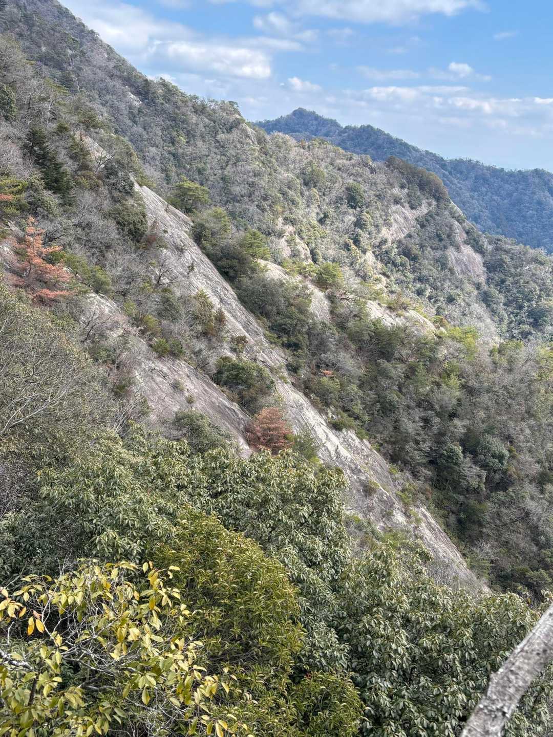 あの急な岩場を登りました