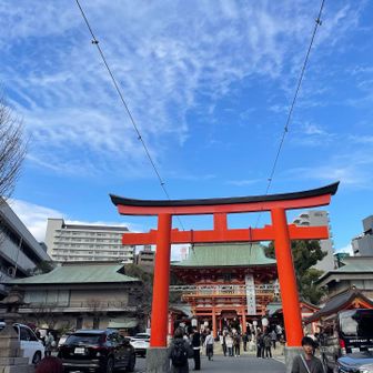 生田神社にお参り

この一年の山行の無事を報告と感謝

あと年末ジャンボも一等とは言わんので…