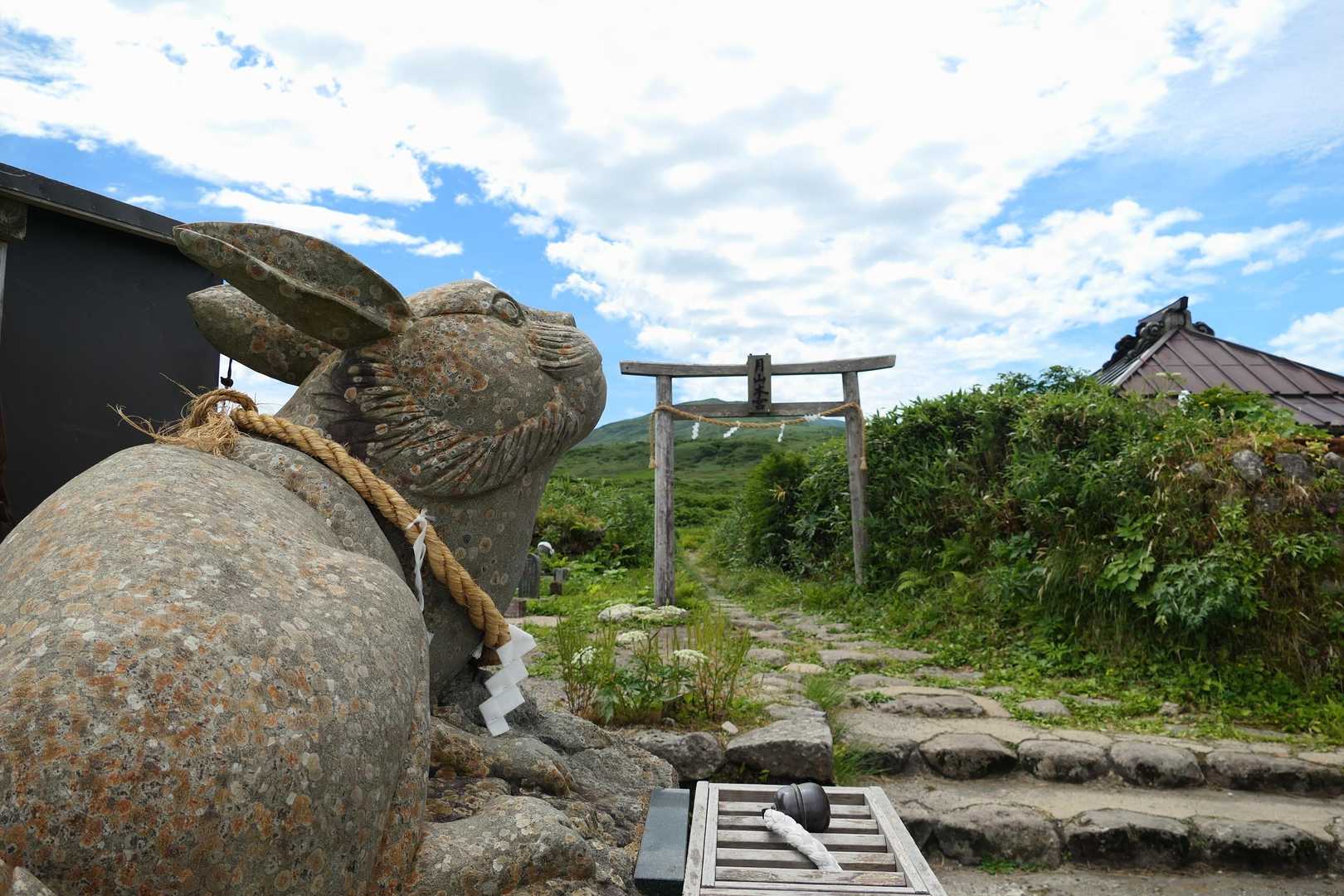 おつかれ山でした。
２回目にして青空・好展望の月山を楽しむことが出来ました👍✨。　

さて出羽三山で「過去」を表す月山に登り御朱印も頂いたので、「現在」を表す羽黒山、「未来」を表す湯殿山の御朱印も集めに行くよ。