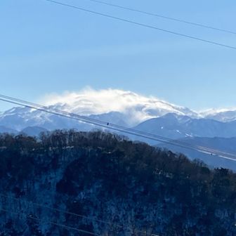 今日の白山🗻山頂は雲なのか雪煙なのか🤔