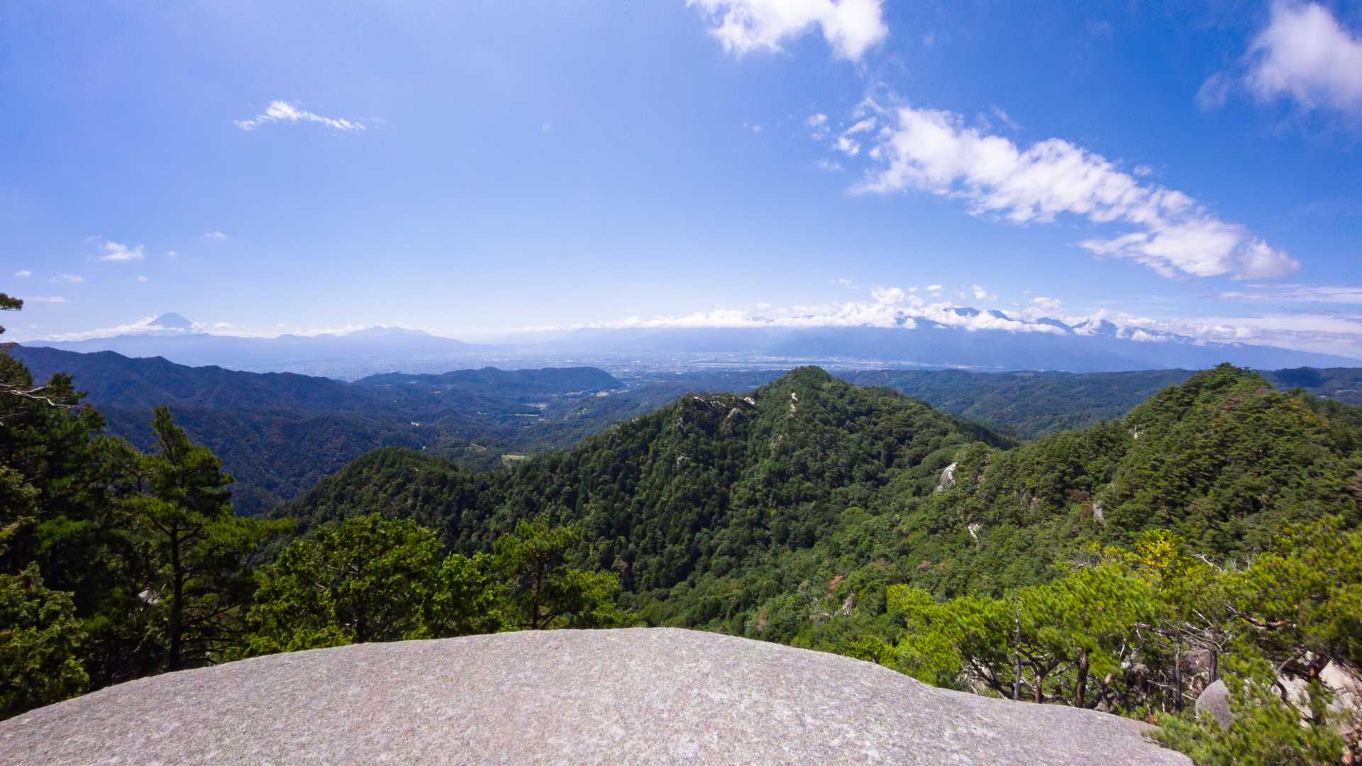 広角で
富士山から塩見岳・間ノ岳・北岳・仙丈ヶ岳・甲斐駒ヶ岳など
