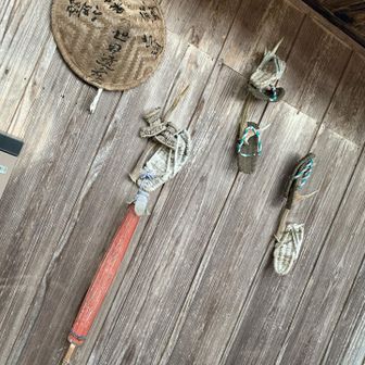 昔の民具が壁に