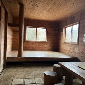 犬越路避難小屋内部