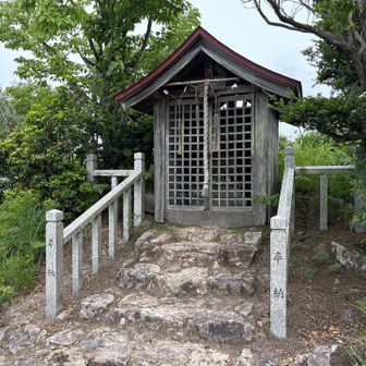 三草山神社⛩️
お賽銭箱が折り紙の箱に変わってた。
お賽銭箱、置いても置いても盗られるって聞いたことある。なんかちょっと悲しい(´・ω・｀)