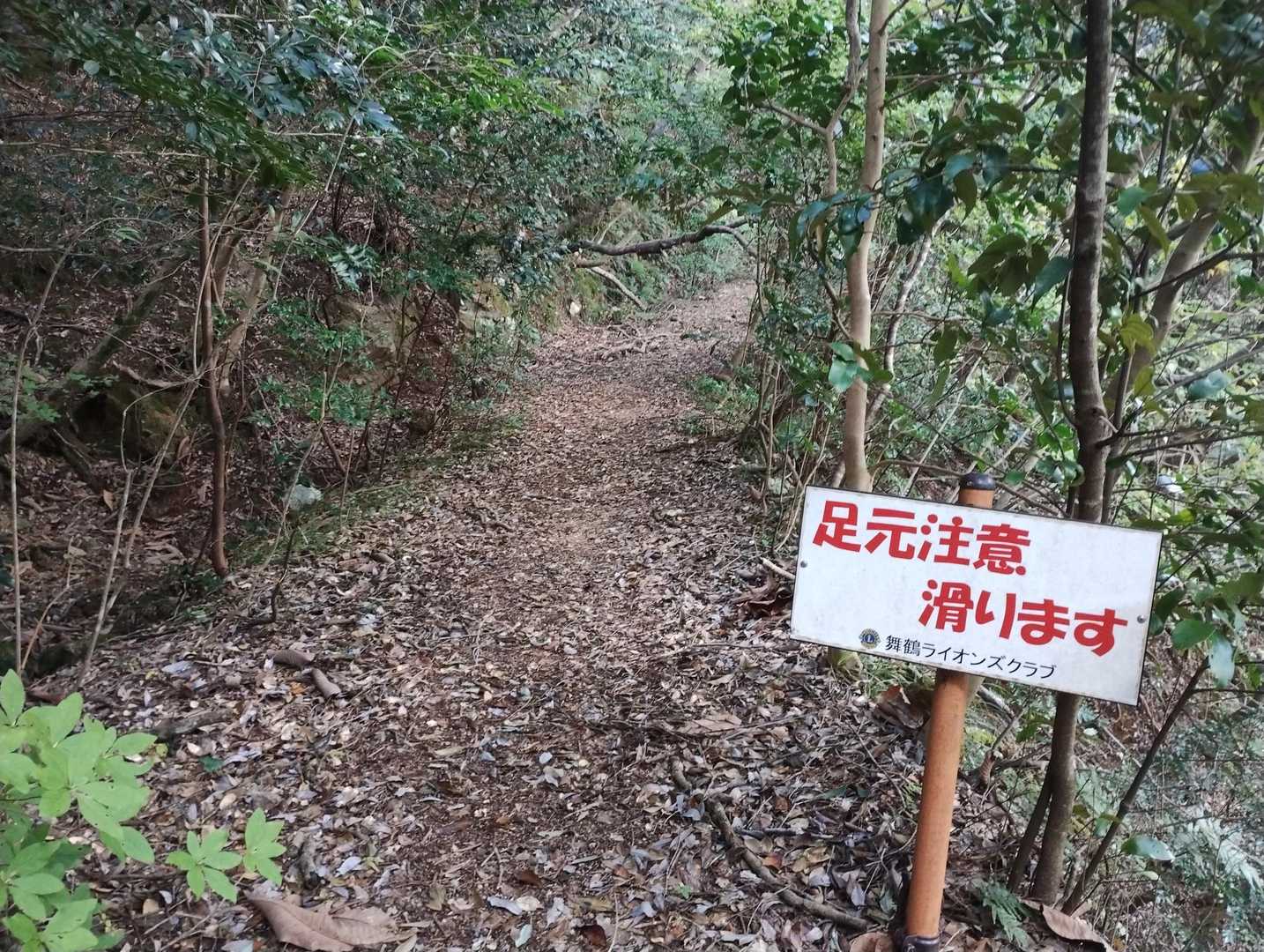息も切れないなだらかで歩きやすい道です。