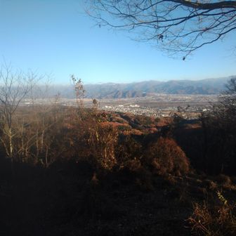 最後のピーク髻山を終え、今から戻るゴールのある信州トレイルマウンテンの方面を眼下に見おろす。
長いロードの下りが待っている。
六年前のこの山で初めてこのイベントに参加する選手の方々と接する機会があり、このイベントに興味を持つきっかけになった。
https://yamap.com/activities/5153793