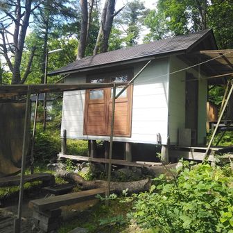 延長料金を払って下山までテントを張りっ放しにしておくのと料金が変わらなかったので、今回はバンガロー。バンガローにも帰りの特急にもコンセントがあるというのに充電器を忘れる大失態！