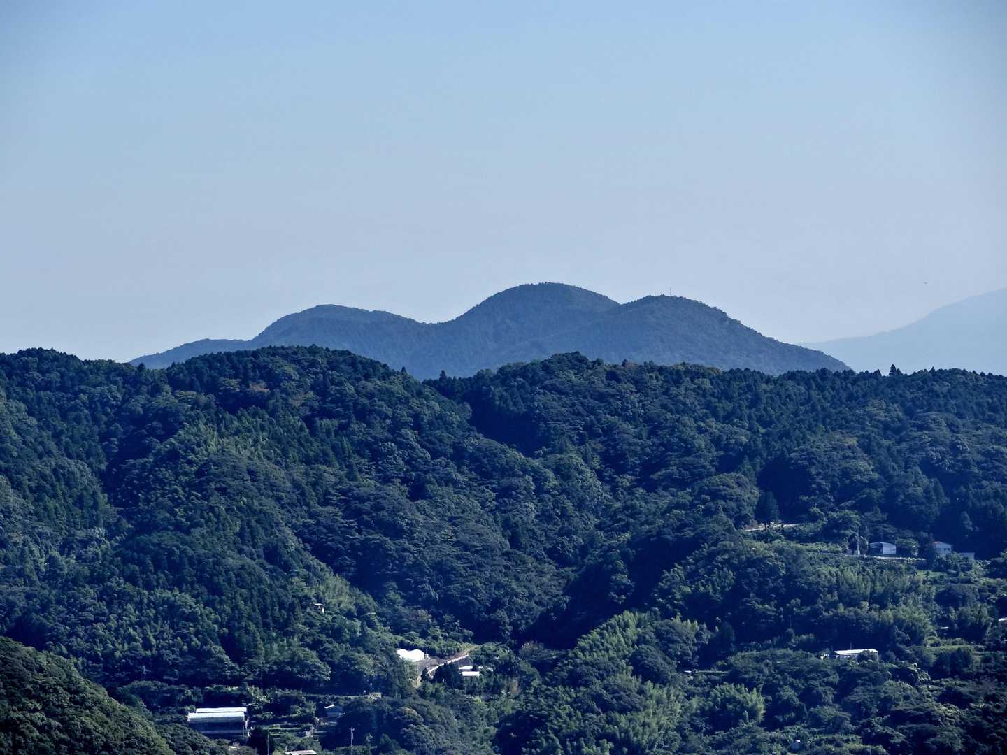 その三ツ山です。
中央が帆場岳、長崎入港の際に長崎港だと確信持てる山の位置関係として使われてました。帆場岳下に【拝み石】があります。禁教令時代、キリシタンたちが二百年にわたりパードレを待ち続けた場所。信徒発見とならないよう、密かに隠れて長崎港へ向かって拝んでいた山です。