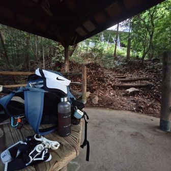 東屋で休憩🥤
フェイクで普通の帽子を持ち込む計画だったのに…🧢
不覚にも忘れました😎
