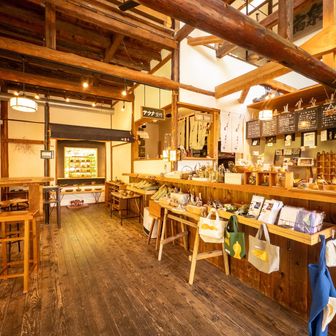 色んな作品が展示販売されてる。