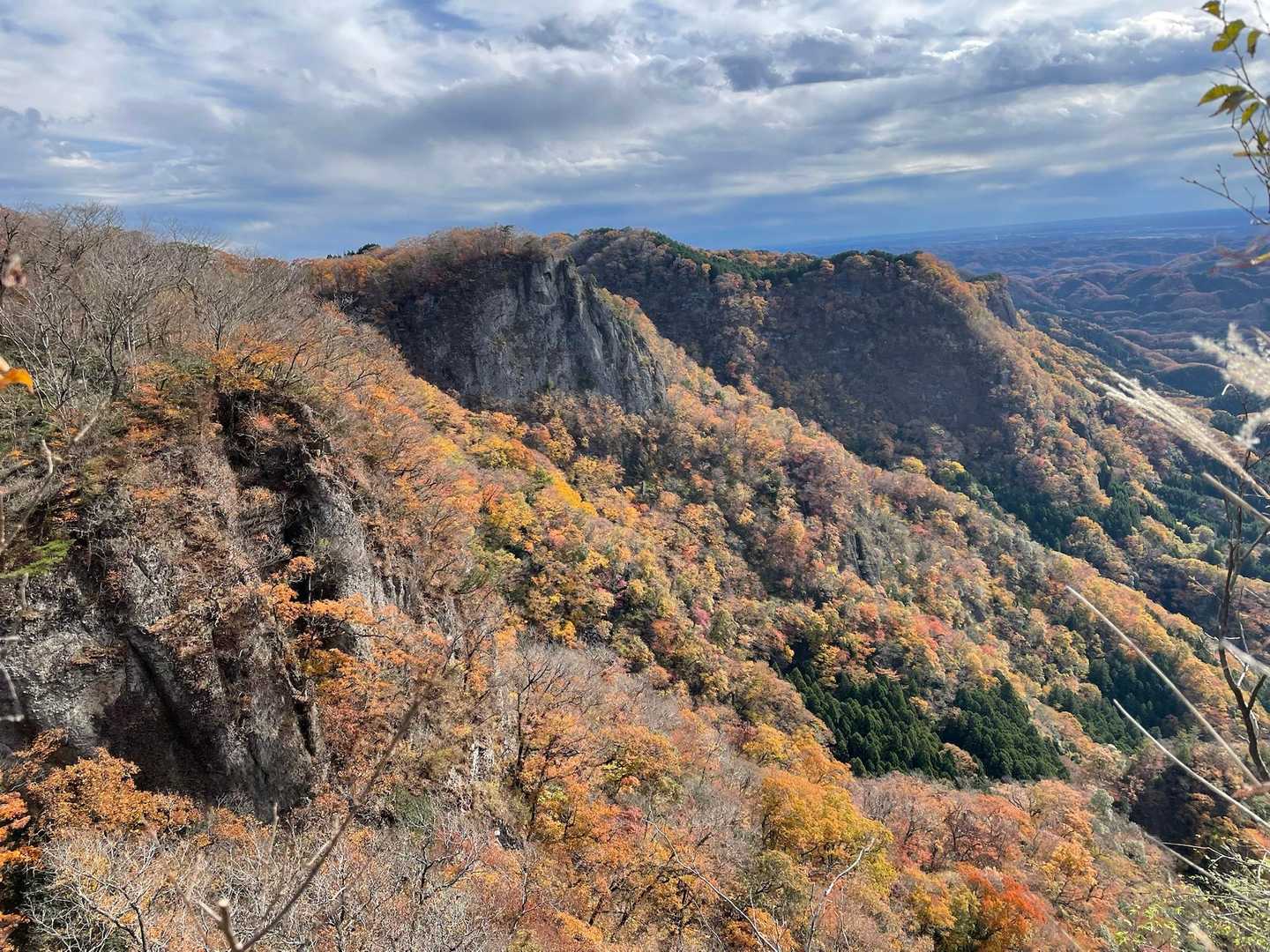 これから向かう奥久慈ライン…岩場と紅葉のコントラスト🍁