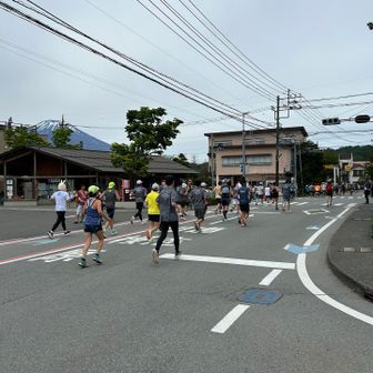 途中、コンビニで🍙調達。
大勢のランナーで道を横断できず、暫く応援観戦