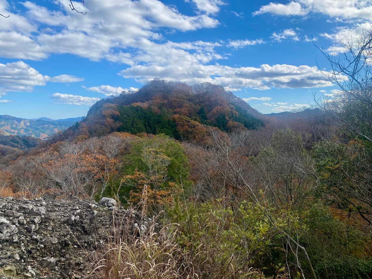 明山が徐々に近づいています。いい山容です。頑張って歩きましょう🚶‍♀️🚶‍♂️