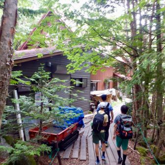 青苔荘。白駒池周辺は泥濘が多いが木道完備で歩き易い。