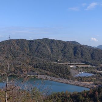 そして今日は黒瀬までやって来た
公共交通機関だと遠かった!
日の出山に向かう途中、階段祭りの間に展望岩があり、ここから見たダム✨️