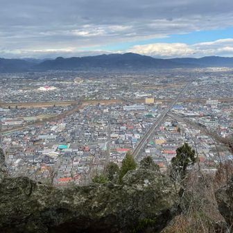 湯殿山神社⛩️の裏側の絶景！
低山だけどいい眺めだよ
絶景に見惚れてまたまた湯殿山神社の写真を撮るのを忘れる