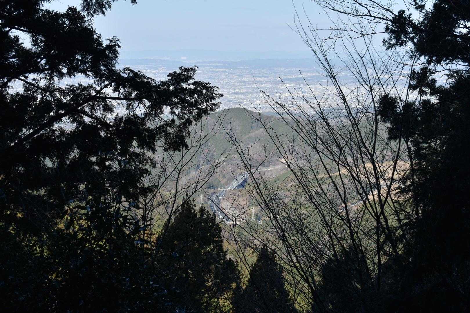 少しだけ絶景がみえます。名阪国道ですね。