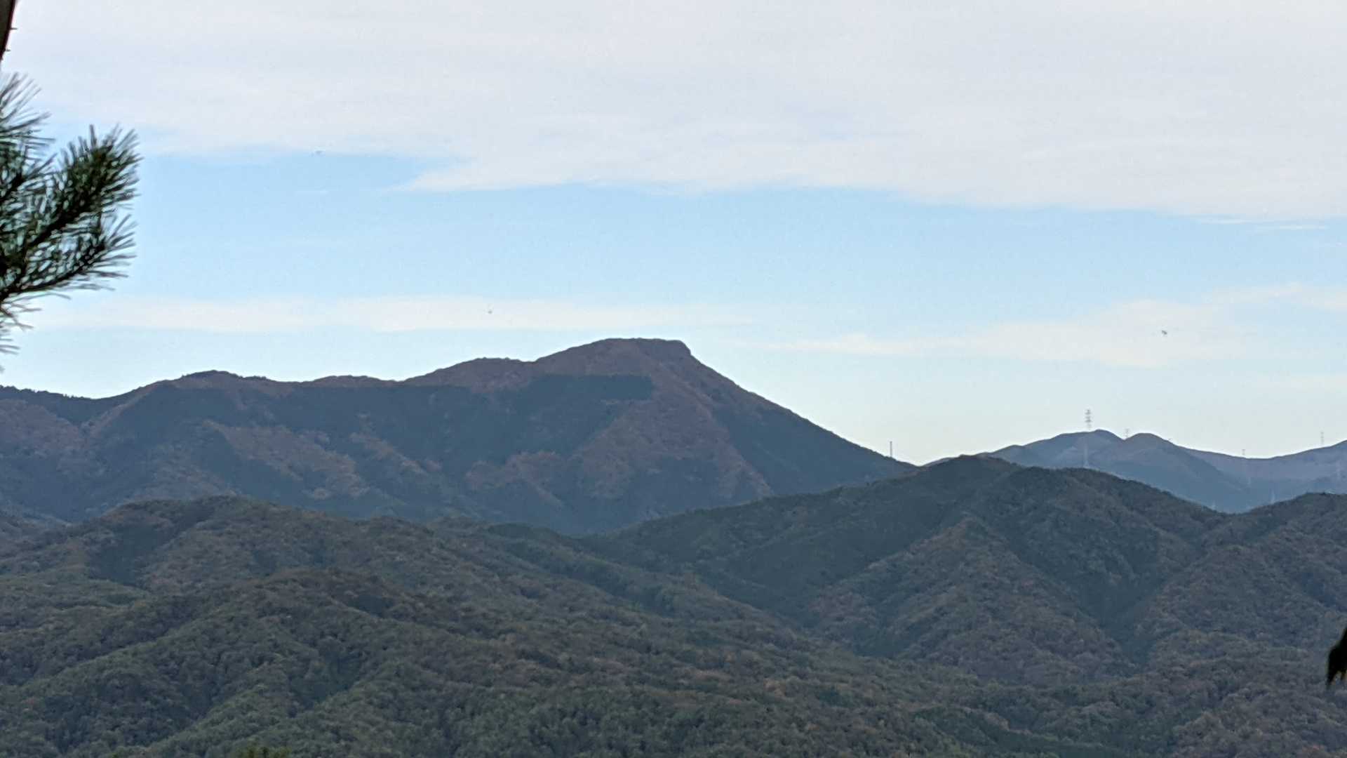 テーブルから左側に見えるのは…
吉和冠山⛰…
なんか、位置、近くない？🤔
地図見る👀
吉和冠山⛰は、もうちょい、後ろっぽくない？でも、あの形って、吉和冠山⛰だよね🤔
…………えっ、あれに見えるは…
大峰山⛰だ〜🤣少し近いとは、思ったけど、だって、あの形〜😆
