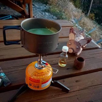 肌寒い夕方。温かい抹茶ラテとウイスキーを交互に口にする。ホットウイスキーみたいな感覚で気持ちよくほろ酔い気分🍶

アイリッシュウイスキーもあるし、2杯目はコーヒー沸かしてウイスキー垂らして「アイリッシュコーヒー」と洒落込んでみたけれど、コーヒーはコーヒーで、ウイスキーはウイスキーで飲むのが普通に美味しいかな😅