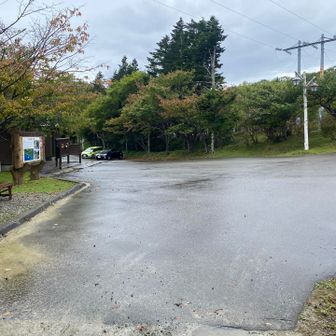 ゴール😊
生憎の天気でしたが　会いたかったアポイマンテマにも会えたし大満足　楽しかったです🙌
お兄さん　お姉さんとお別れして👋
お隣りのビジターセンターで　バッジを購入しました📛