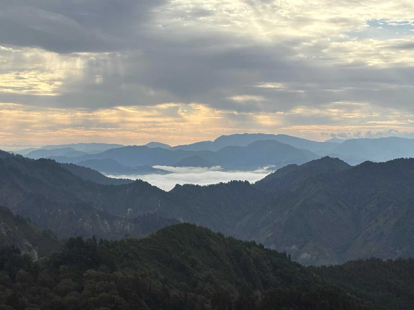 ちょっとした雲海的なのも見えます