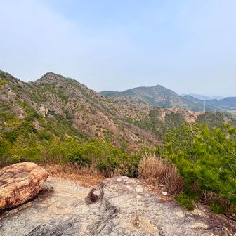 振り返り、歩いて来たピークを眺む。