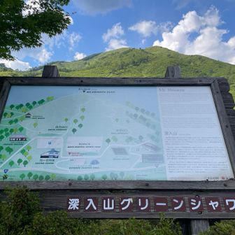 多目的広場の深入山まわりの案内板です。こちらからだと奥の方（ちょっと低く）に山頂が見えるような気がします。
下からちょいちょい見える岩は近くで見ると結構大きいです。また、そこからの眺望も良い。