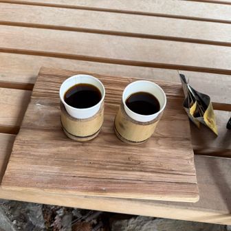 キツい霧藻ヶ峰の登りに強い向かい風の重しが付いて💦💦『ただいま〜』コーヒー☕︎を頂きました〜疲れた身体に沁みる💓ご馳走さまでした♪
年々キツくなる〜と愚痴っていたら、87歳のsuper ladyの話が😉私たちをあっさり追い越しあっという間に全く見えなくなったご年配の女性のお話でしたーおじさん曰く、この山域ピストン日帰りの最年長と。すんごい方がいらっしゃるものです😍