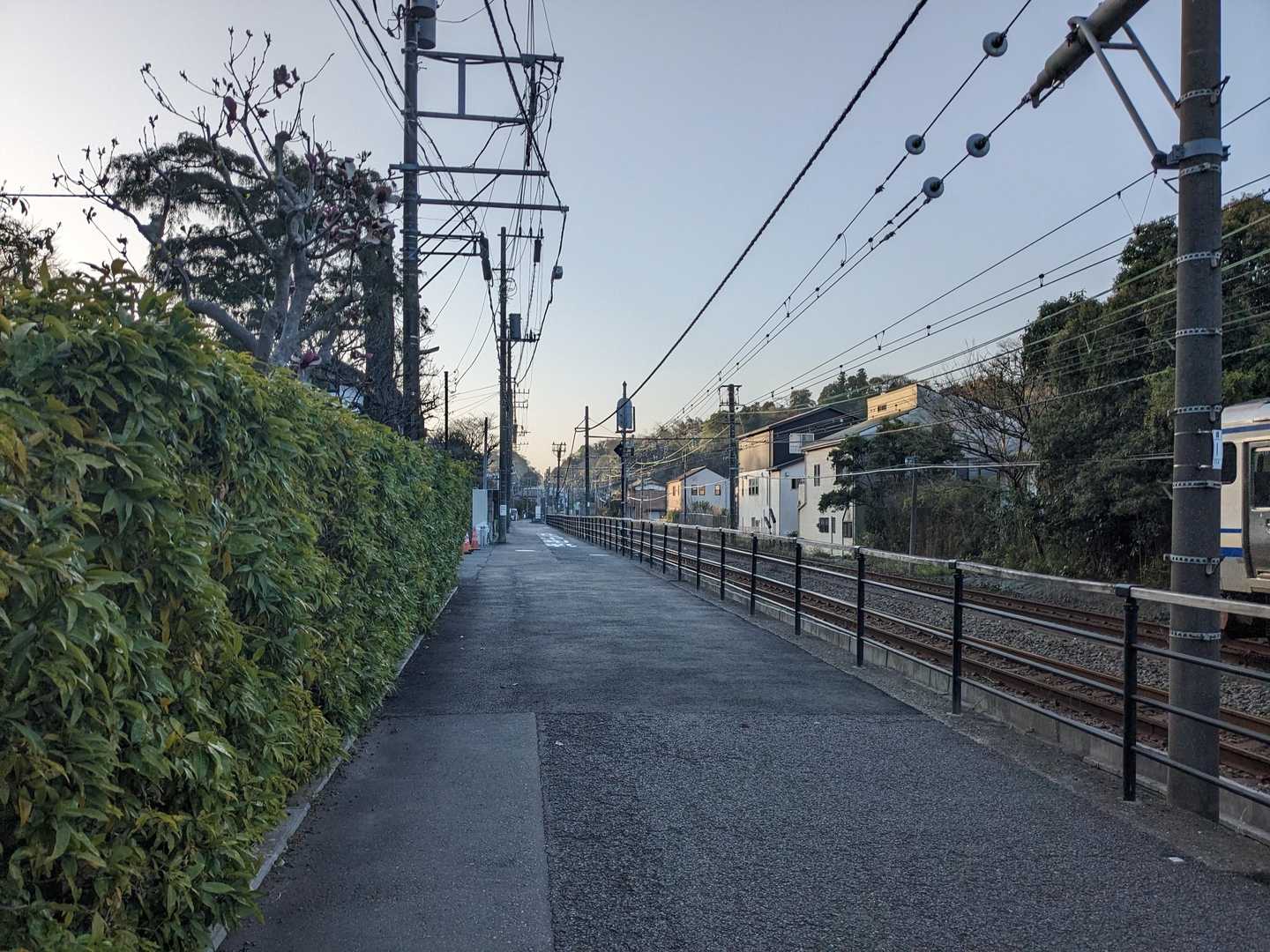 北鎌倉を出て線路沿いを進む。