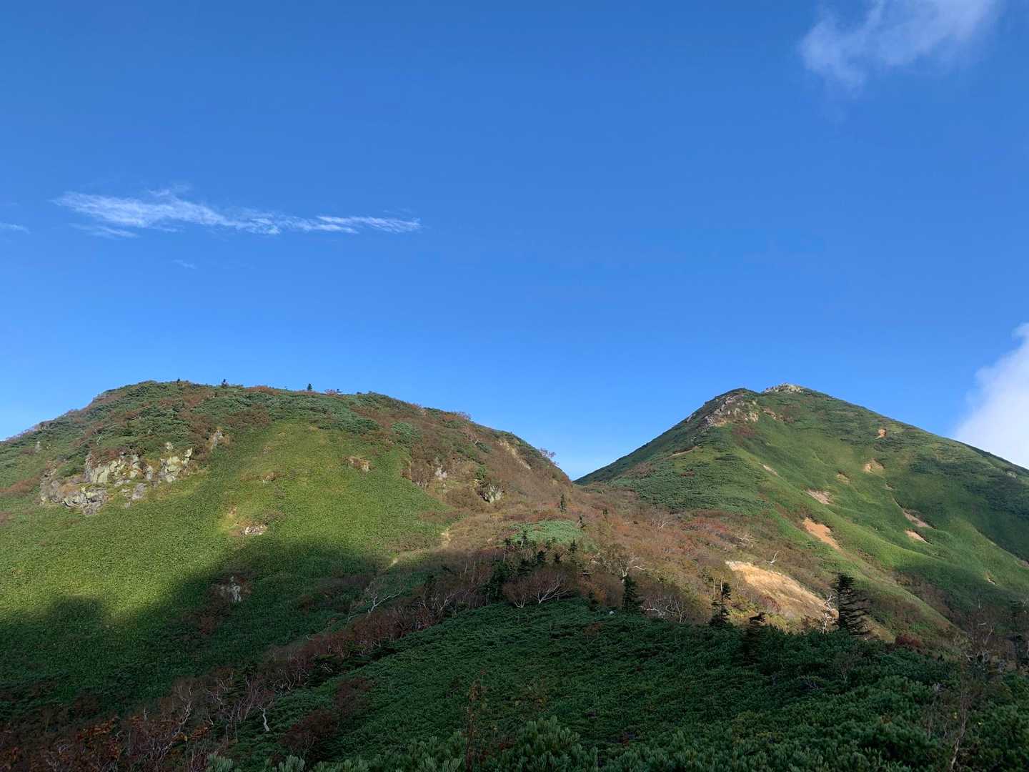 右が山頂です