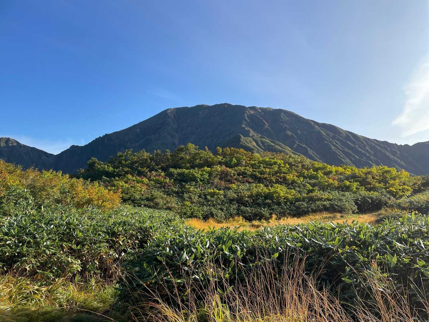 綺麗な朝日に照らされた中ノ岳
