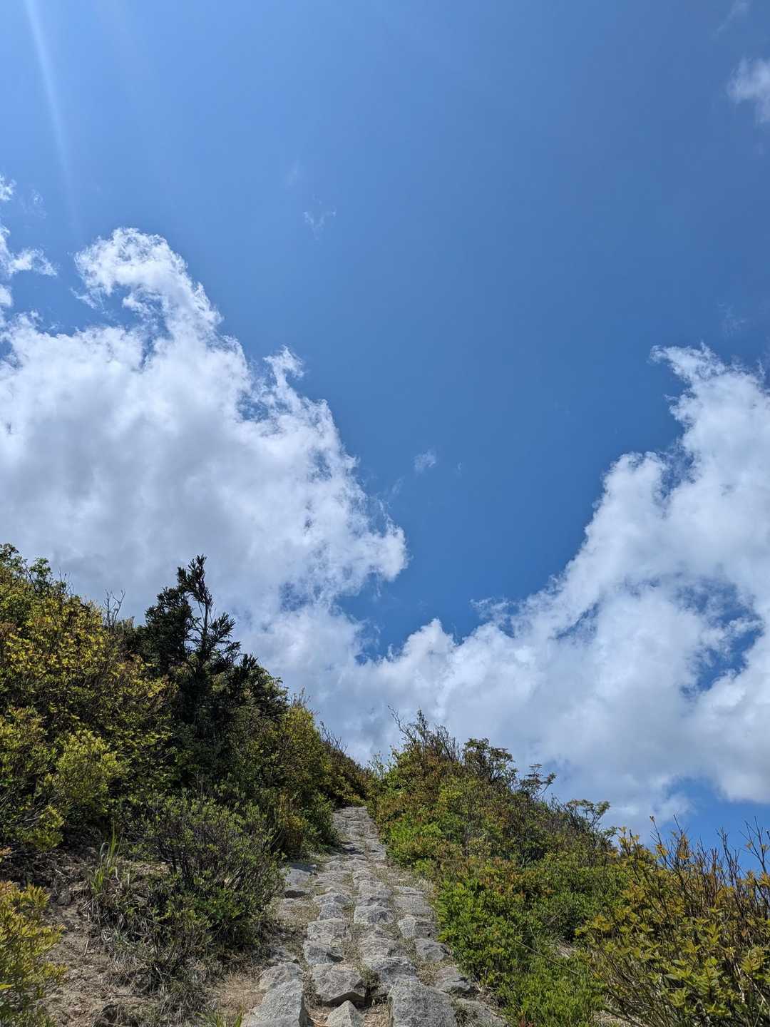 空へ続くかのような道です👍️