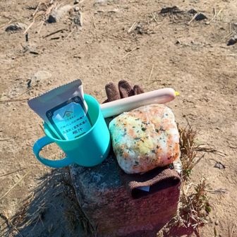 ランチ😋三角点をテーブル代わりに😂ｽｲﾏｾﾝ
※割り箸いただいたお姉さん、ｱﾘｶﾞﾄｺﾞｻﾞｲﾏｼﾀ🙏