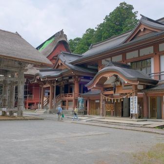 出羽三山神社(三神合祭殿)。
山深く雪深い月山と湯殿山はお参りできなくとも、こちらで三山全てのお参りができます。