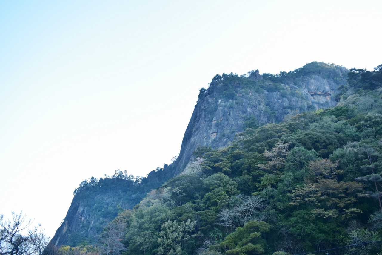 千畳敷広場からの
比叡山を見てますが日はまだ当たって無いです。