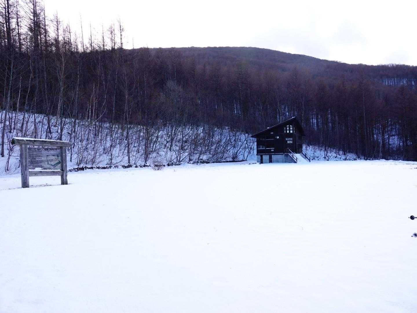 遠島山荘に到着です。
広い雪原には足跡ひとつありません✨
