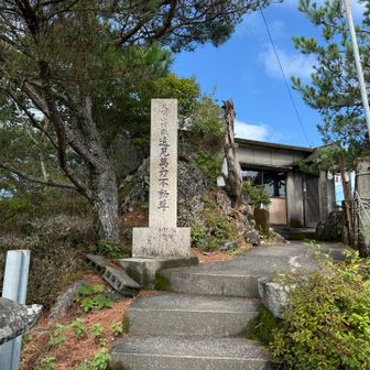 あっという間に山頂。
山登りというより参道って感じ。