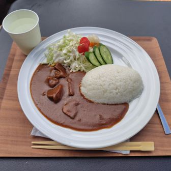 「信州牛がゴロっと入ったカレー」を早速、注文😋辛口のカレーソースによく煮込んだ柔らかいビーフは優勝です🎊