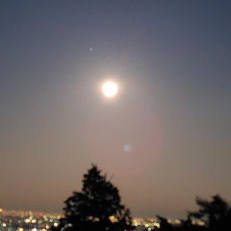 ピンクムーン、刻々と月に近づく宇宙船「オリオン」が見える😊
半世紀以上も前、月面着陸を固唾をのんで見てたのを思い出した☄️