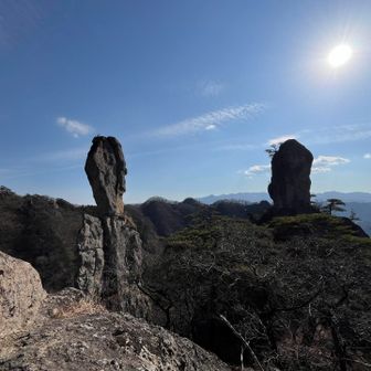 どっちがじじばば？
左がばば岩で右がじじ岩です
岩の上にバランスよく岩が立ってます
凄いです